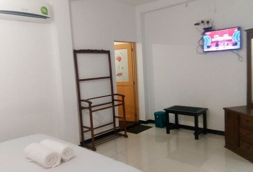 اتاق لوکس با چشم‌انداز باغ, Umesh Home Stay