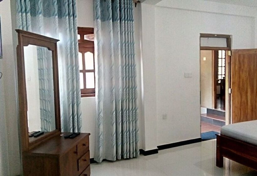 اتاق لوکس با چشم‌انداز باغ, Umesh Home Stay