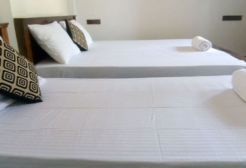 اتاق لوکس با چشم‌انداز باغ, Umesh Home Stay