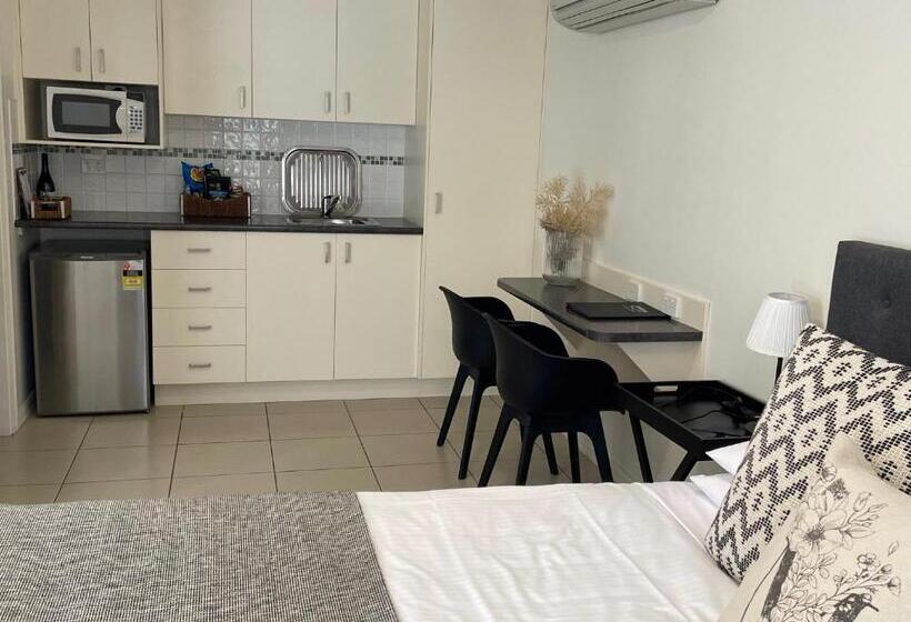 اتاق اجرایی با تخت بزرگ, Millthorpe Motel