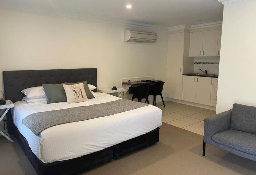 اتاق اجرایی با تخت بزرگ, Millthorpe Motel