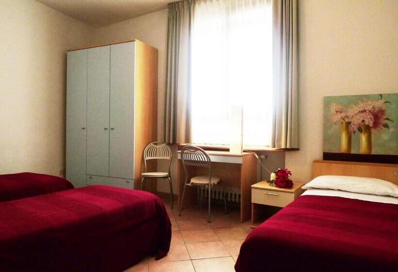 اتاق استاندارد سه نفره, Girasole House