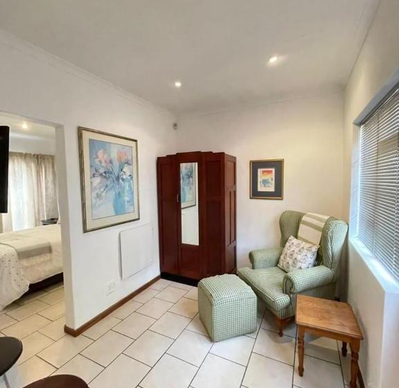 اتاق لوکس, Mongoose Manor Bnb