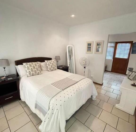اتاق لوکس, Mongoose Manor Bnb
