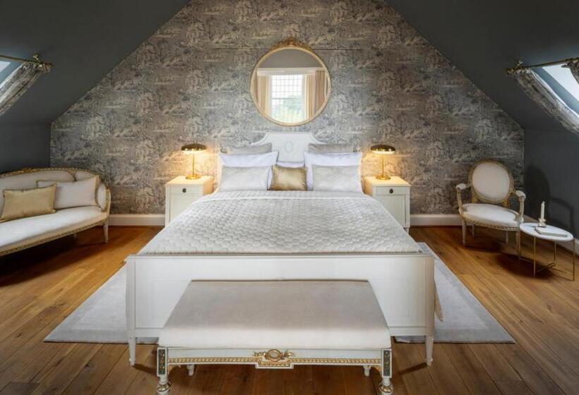 سوئیت با تخت بزرگ, Schloss Hertefeld & Hertefeldhof