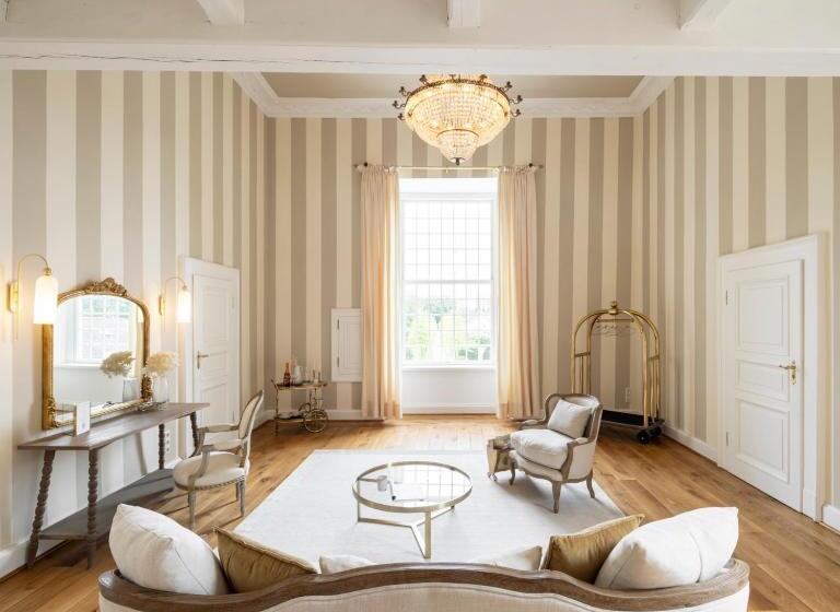 سوئیت با تخت بزرگ, Schloss Hertefeld & Hertefeldhof