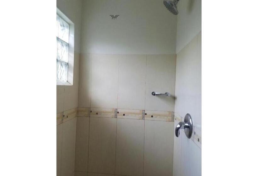 اتاق استاندارد سه نفره, Gorilla African Guest House