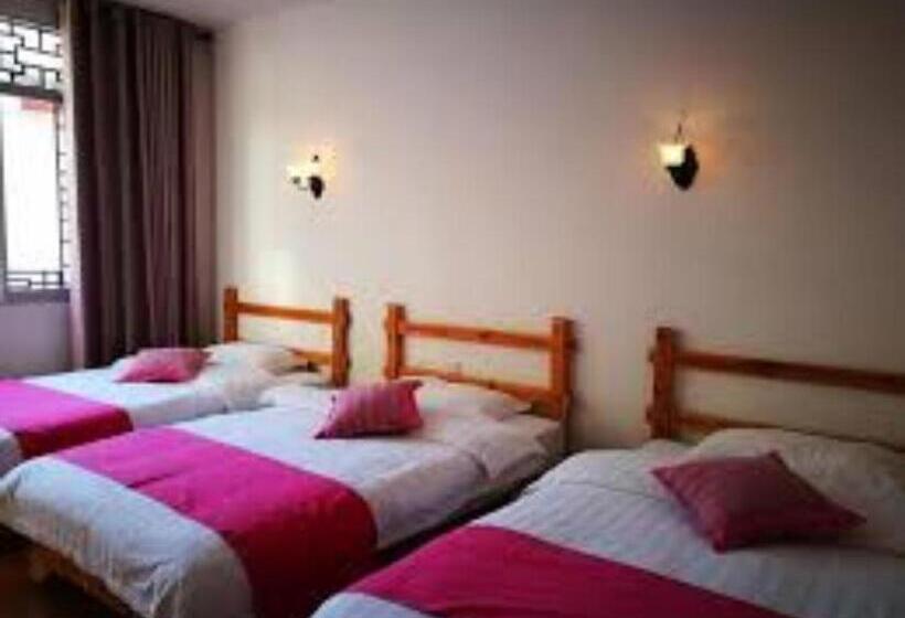 اتاق استاندارد سه نفره, Gorilla African Guest House