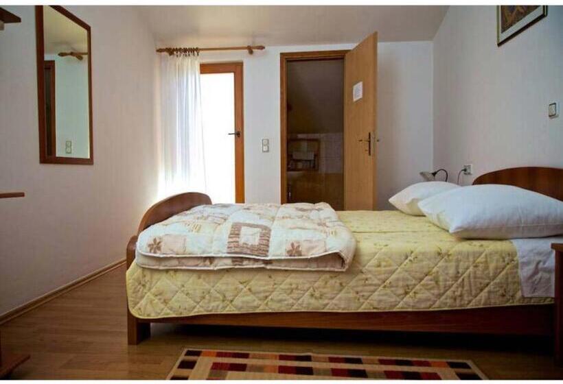 اتاق استاندارد یک نفره, Gorilla African Guest House