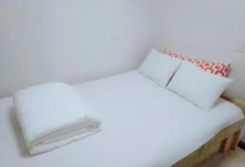 اتاق استاندارد یک نفره, Gorilla African Guest House