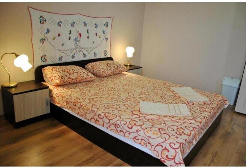 اتاق استاندارد یک نفره, Gorilla African Guest House