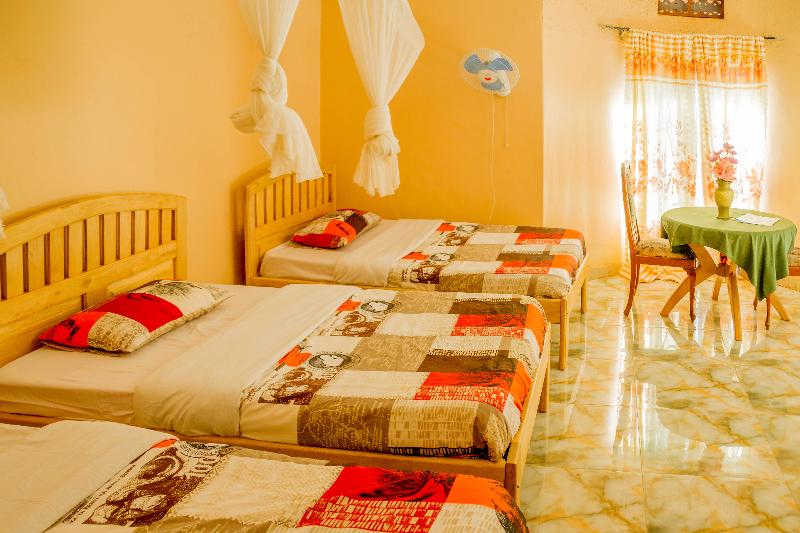 اتاق استاندارد سه نفره, Gorilla African Guest House