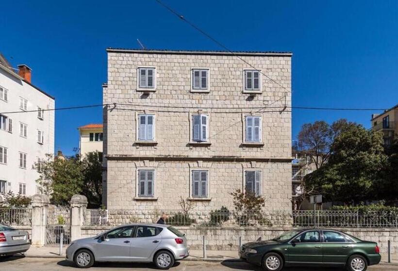 اتاق لوکس با چشم‌انداز شهر, Pietra Rossa