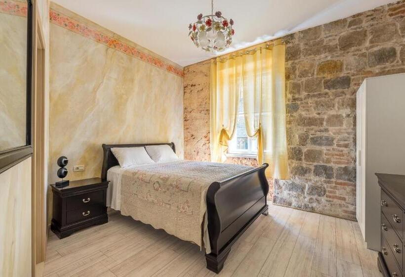 اتاق لوکس با چشم‌انداز شهر, Pietra Rossa