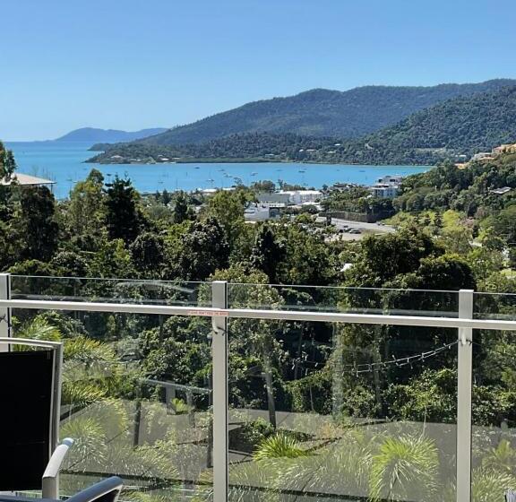 2 Bedroom Apartment with Views, Airlie Summit Apartments