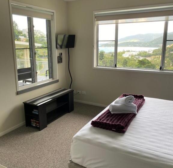 2 Bedroom Apartment with Views, Airlie Summit Apartments