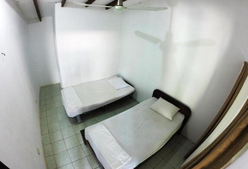 اتاق استاندارد, Tsunami Hostel
