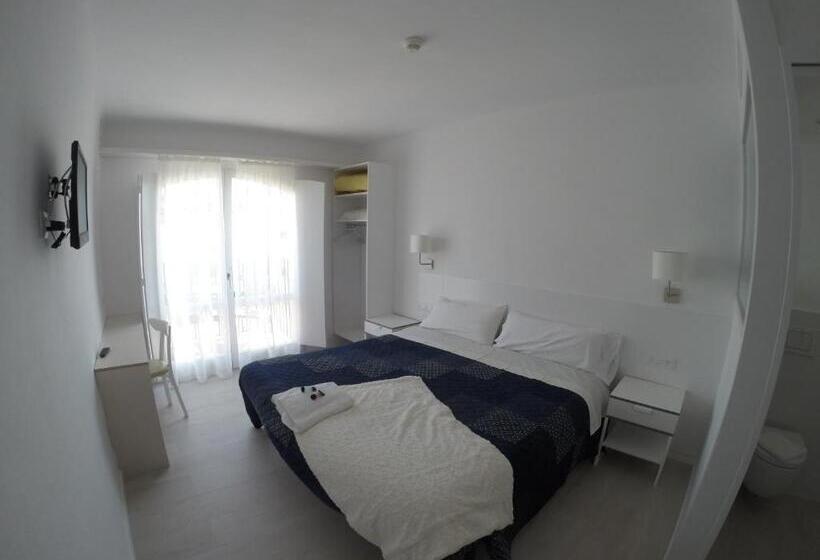 オーシャンビューデラックスルームバルコニー付き, Hostal Marina Cadaques