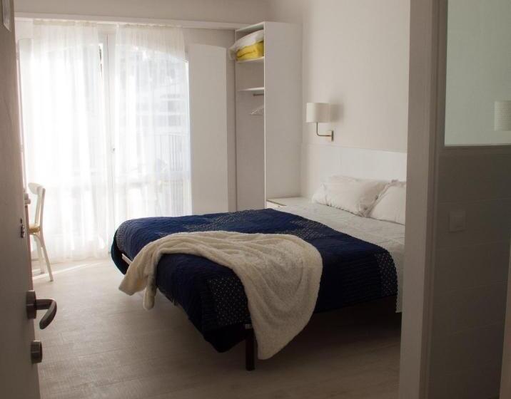 オーシャンビューデラックスルームバルコニー付き, Hostal Marina Cadaques