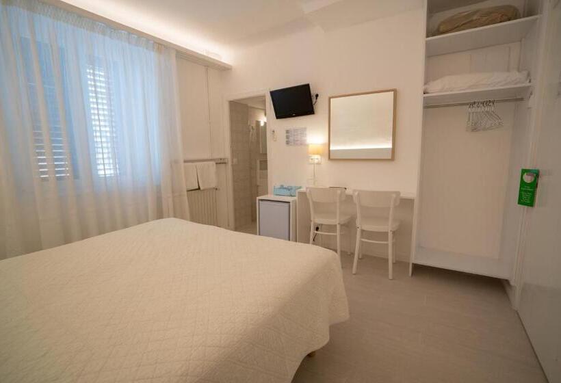 スタンダードルーム, Hostal Marina Cadaques