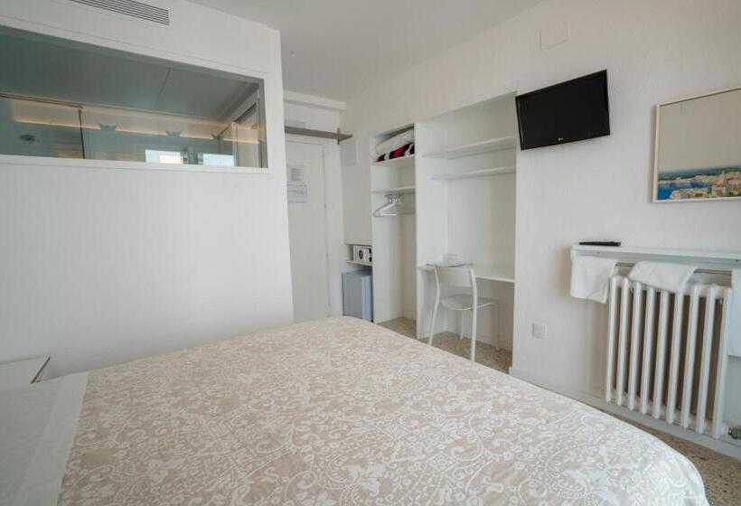 Standard Room with Balcony, Hostal Marina Cadaques