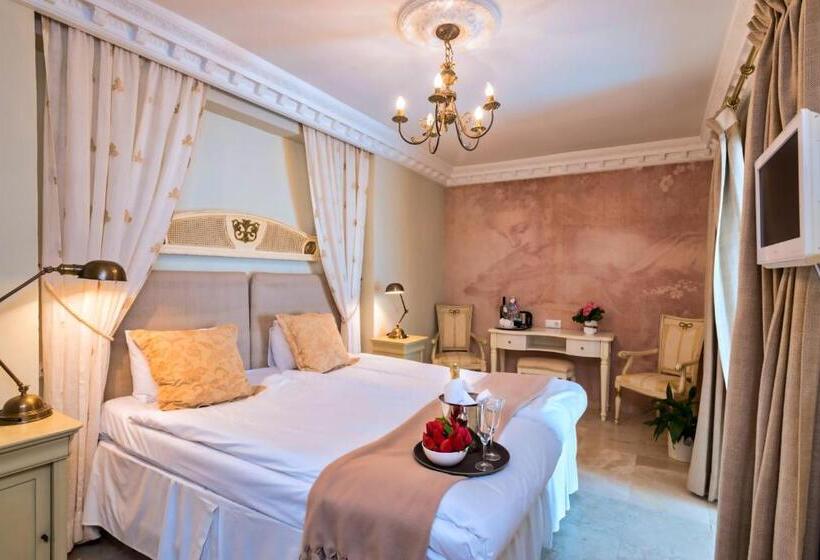 اتاق استاندارد, The Town House  Adults Only