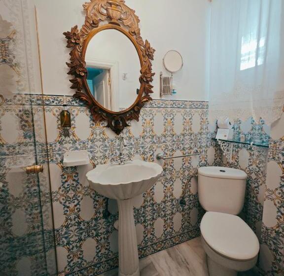 اتاق استاندارد یک نفره, The Town House  Adults Only
