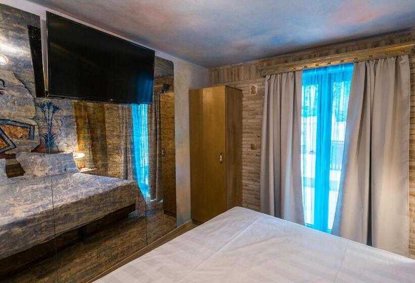 سوییت با چشم‌انداز باغ, Leda Suites