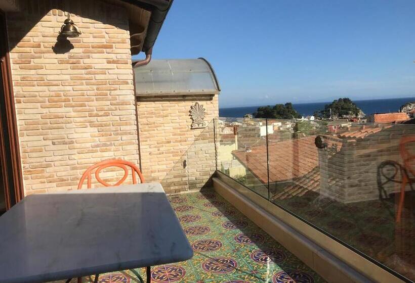 سوییت سوپریور با چشم‌انداز دریا, Leda Suites