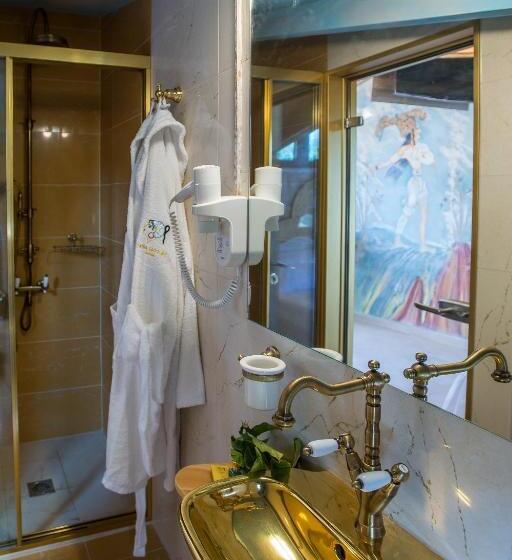 سوییت با چشم‌انداز دریا, Leda Suites