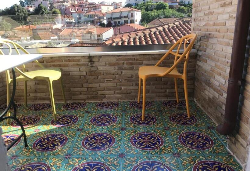 سوییت با چشم‌انداز دریا, Leda Suites