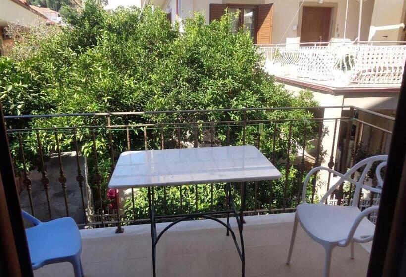 سوییت با چشم‌انداز باغ, Leda Suites