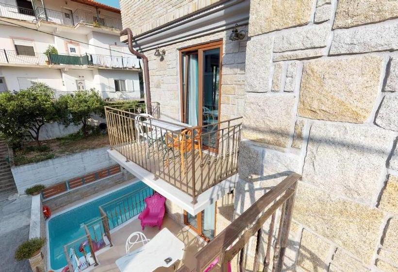 سوییت با چشم‌انداز باغ, Leda Suites