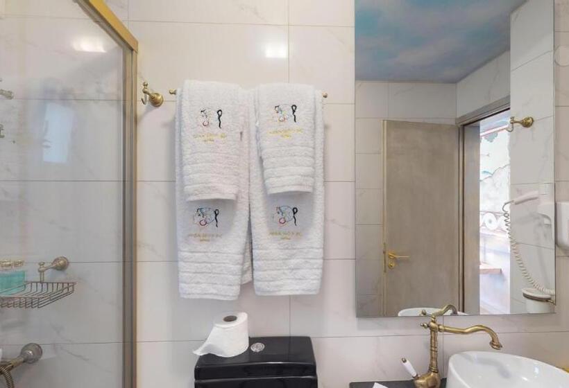 سوییت با چشم‌انداز باغ, Leda Suites