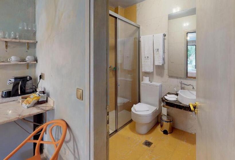 سوییت با چشم‌انداز باغ, Leda Suites