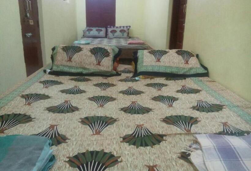 اتاق کلاسیک چهارنفره, Raghavi Tourist Home