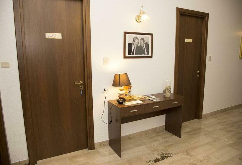 اتاق خانوادگی, Case Saniela