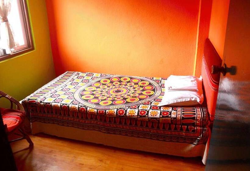 اتاق استاندارد با سرویس بهداشتی مشترک, Himalayan Guest House