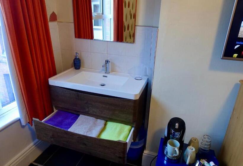 اتاق استاندارد سه تخته با سرویس بهداشتی مشترک, Abinger Guest House