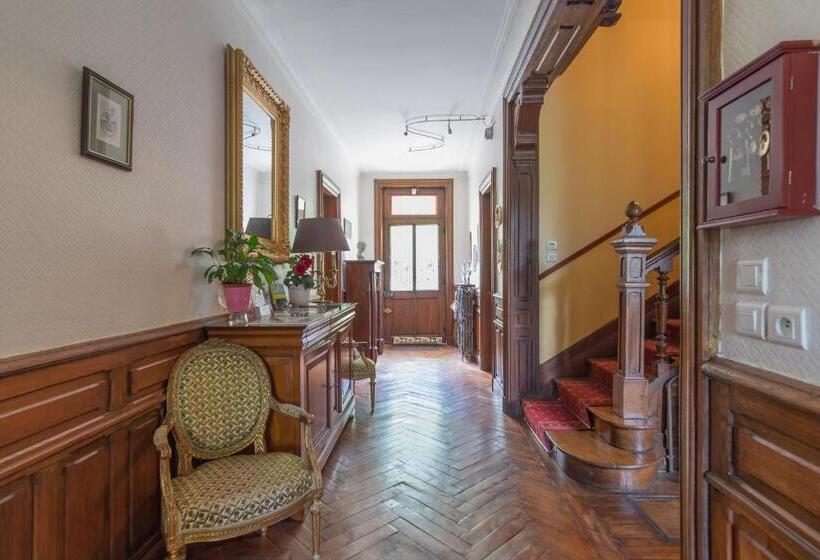 اتاق استاندارد با تخت دو نفره بزرگ, Manoir Du Parc