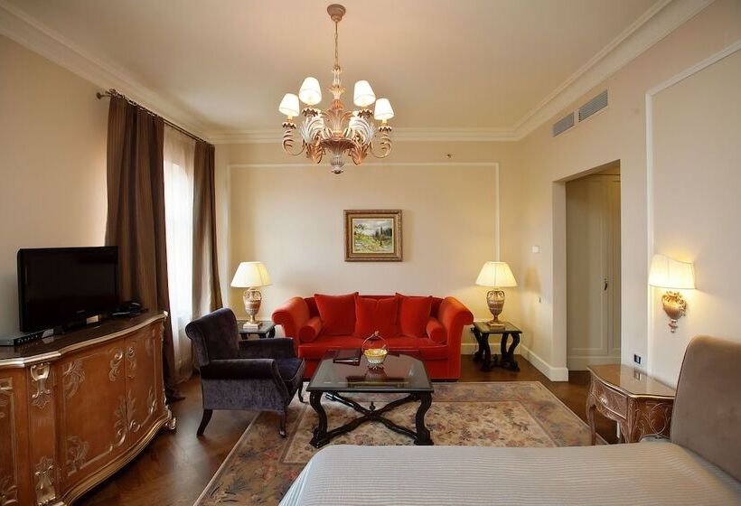 اتاق لوکس با چشم‌انداز شهر, Pontos Plaza