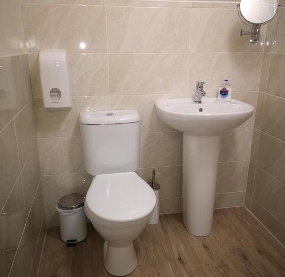 اتاق استاندارد با سرویس بهداشتی مشترک, Westgate