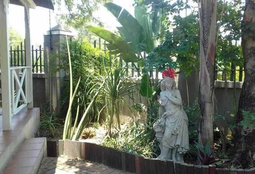 اتاق خانوادگی با چشم‌انداز باغ, Cu Guest House