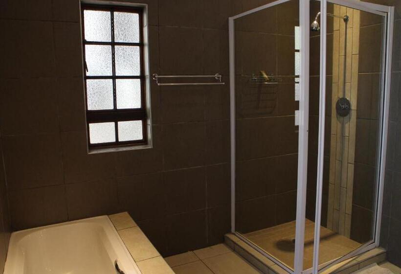 اتاق خانوادگی با چشم‌انداز باغ, Cu Guest House