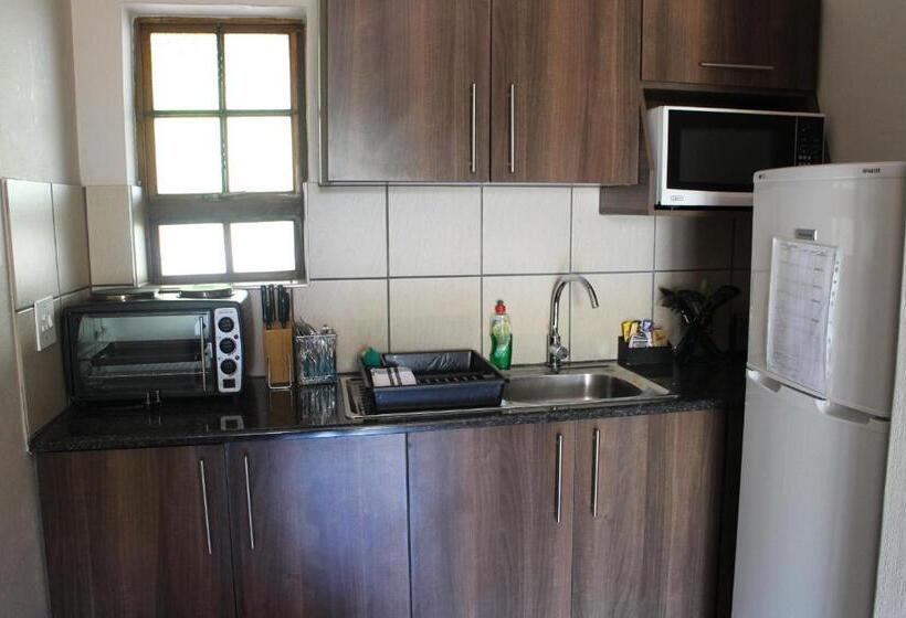 اتاق خانوادگی با چشم‌انداز باغ, Cu Guest House