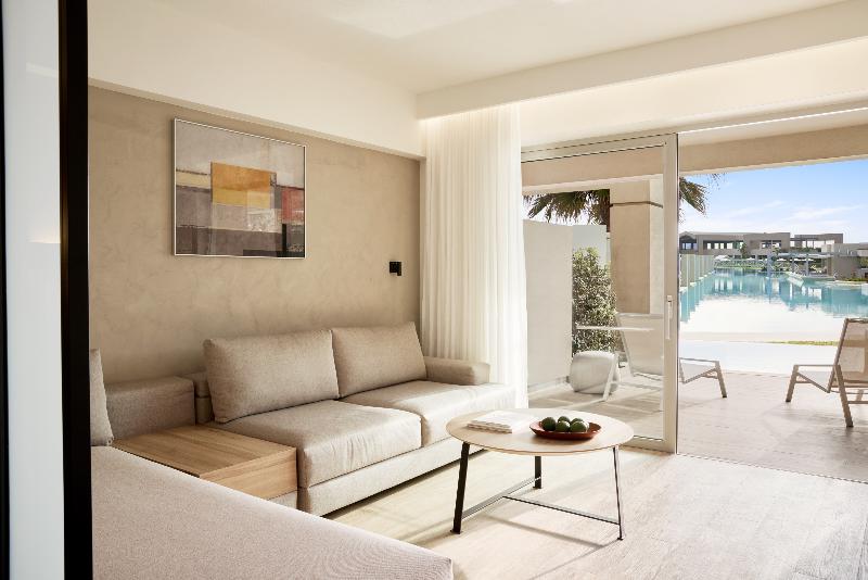 سوییت جونیور با چشم‌انداز استخر, Euphoria Resort  All Inclusive