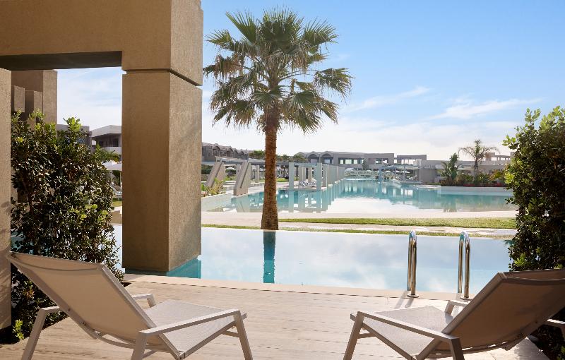 سوییت جونیور با چشم‌انداز استخر, Euphoria Resort  All Inclusive
