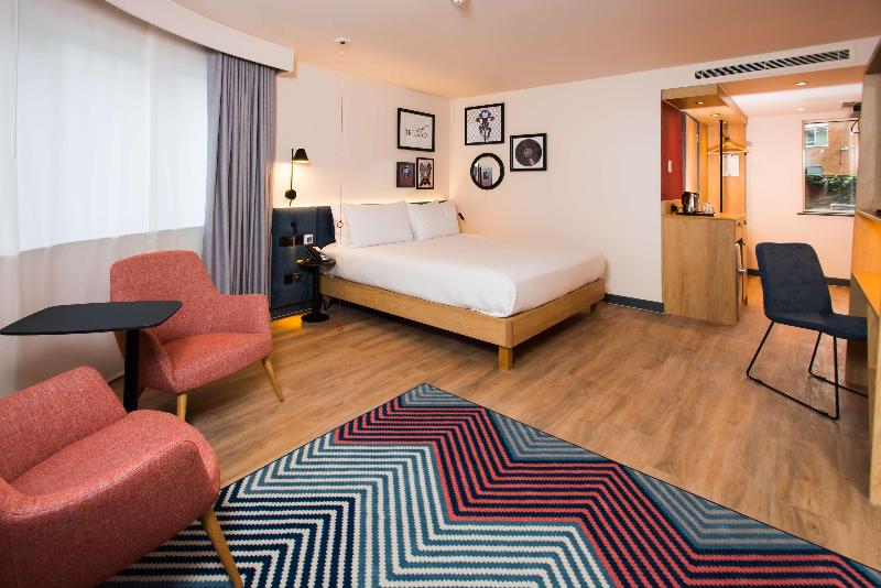اتاق استاندارد سه نفره, Smiley Inn