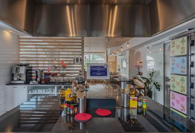 패밀리 룸, Grand Your Home With Common Kitchens With Self Check In