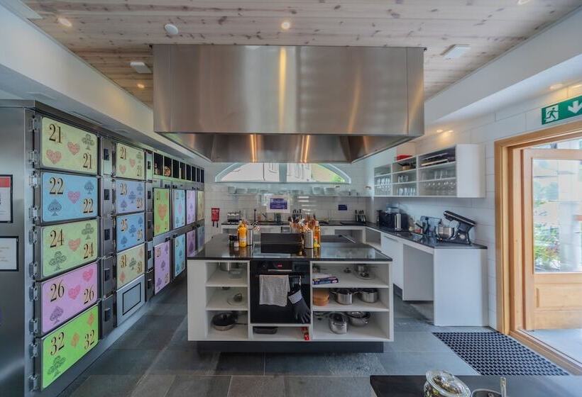 패밀리 룸, Grand Your Home With Common Kitchens With Self Check In